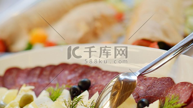 面包保质期之谜：休闲食品中的时间密码**